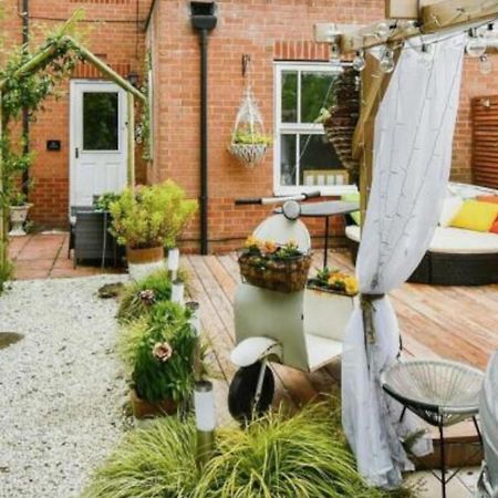 Апартаменти Cosy Garden Flat, Private Hot Tub & Four Poster Bed Йорк Екстер'єр фото